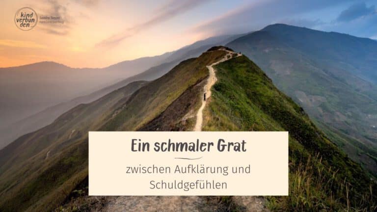 ein Foto von einer Berglandschaft. Gerade geht die Sonne auf. Man sieht einen Bergrücken. Genau an der höchsten Stelle ist ein Weg. Das ist ein Grat. Unten auf dem Bild ist ein beiger Kasten. Da steht der Titel von dem Artikel: "Ein schmaler Grat - zwischen Aufklärung und Schuldgefühlen.