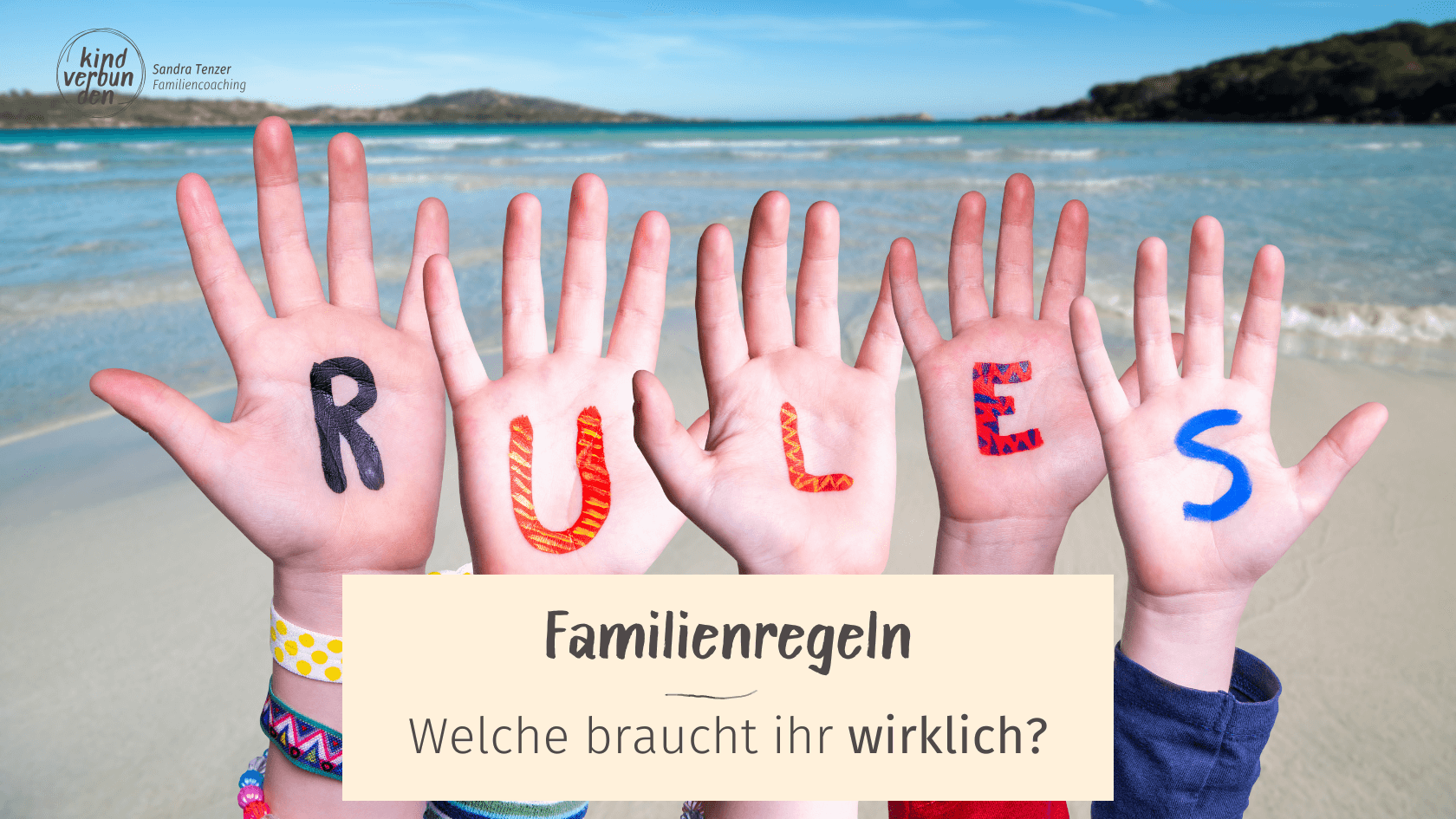 ein Foto von 5 hochgestreckten Händen. Auf jeder HAndfläche steht ein großer, bunter Buchstabe. Zusammen ergeben sie das Wort "RULES" (das ist englisch für "Regeln"). Im Hintergrund ist Meer mit einer Insel und blauer Himmel zu sehen. Unten auf dem Bild ist ein beiger Kasten. Da steht die Überschrift vom Blogartikel: "Familienregeln - Welche braucht ihr wirklich?"